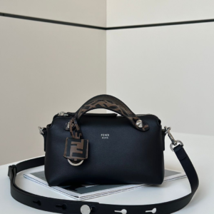 شنطة fendi – فندي – نسخة ماستر 👜✨ تجسد شنطة فندي روح الفخامة الإيطالية بتصميم يجمع بين الجرأة والرقي، لتكون اللمسة المثالية لإطلالتك اليومية أو في المناسبات الخاصة. صُنعت بعناية لتجمع بين الأناقة والعملية في آنٍ واحد. المميزات: 🔹 تصميم أنيق يحمل بصمة فندي المميزة 🔹 خامات متينة وتشطيب عالي الجودة 🔹 مثالية للاستخدام اليومي والمناسبات 🔹 تضيف لمسة من الفخامة لكل إطلالة fendi… الأناقة عنوانك الدائم. 💫