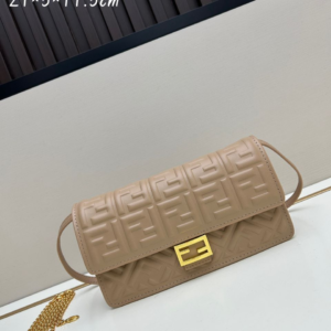 Fendi شنطة