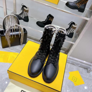 fendi حذاء 