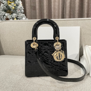 84 dior شنطة