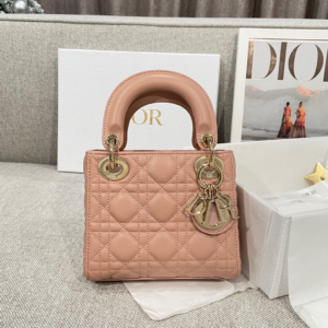 93 dior شنطة