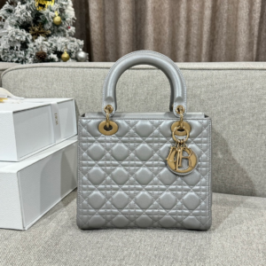 63 dior شنطة