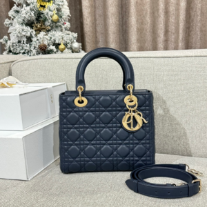 67 dior شنطة