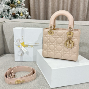 74 dior شنطة