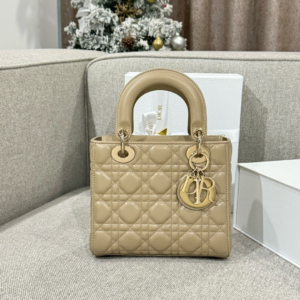 77 dior شنطة