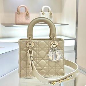 69 dior شنطة