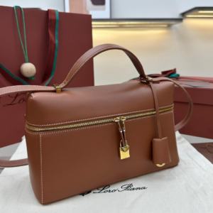 loro piana شنطة 